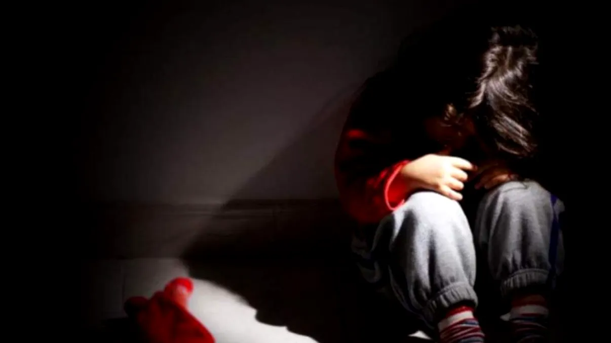 Agresată de tată, găsită în stare de șoc în pădure. Ce se întâmplă acum cu o fetiță din Dâmbovița