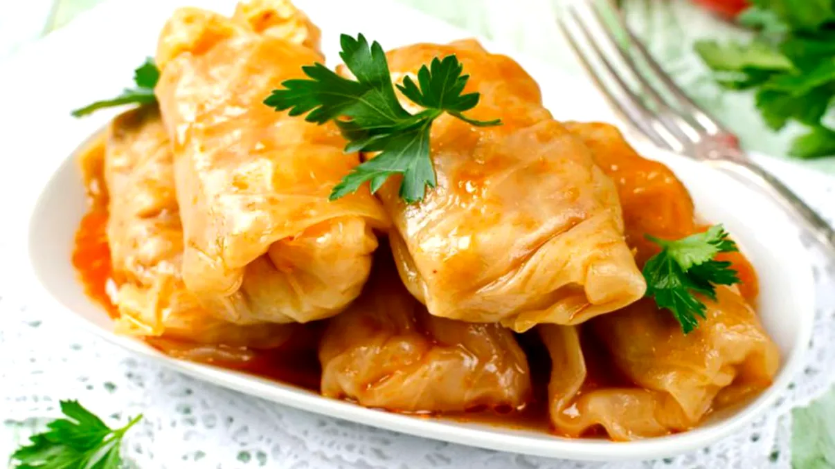 Ce condimente trebuie să pui neapărat în sarmale pentru a fi delicioase. Indiferent dacă sunt de post sau cu carne!