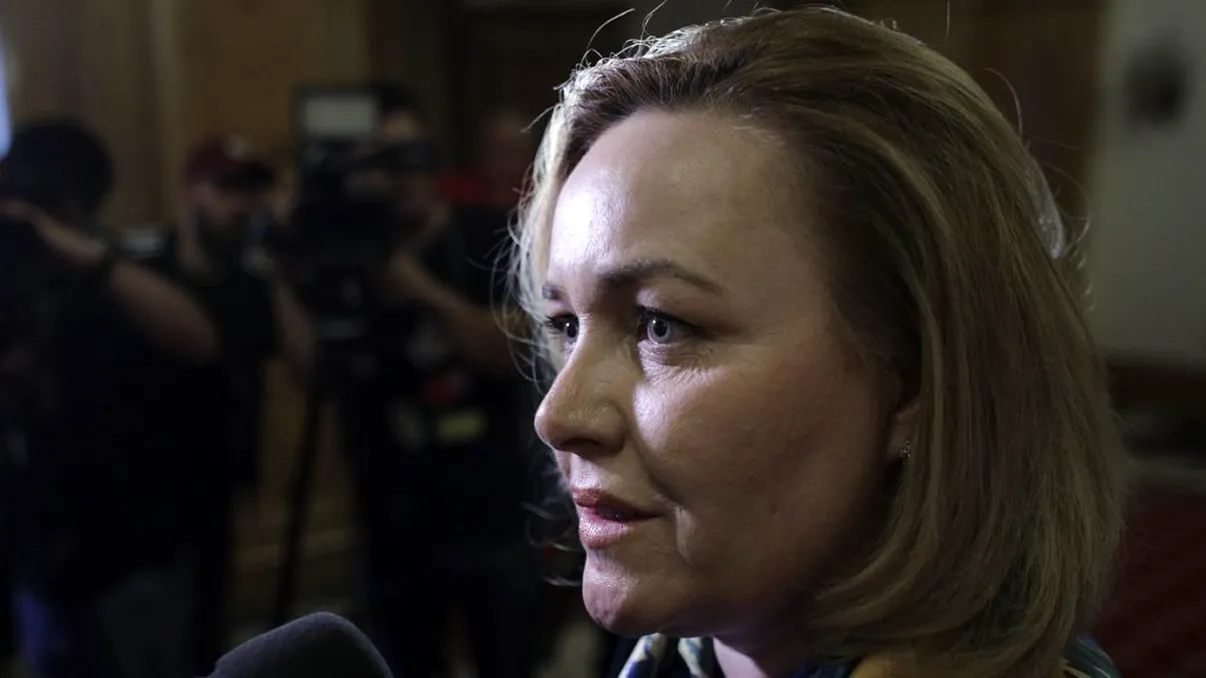 Ce mașină de lux și-a cumpărat Carmen Dan. În declarația de avere este săracă, pe stradă conduce un bolid de zeci de mii de euro