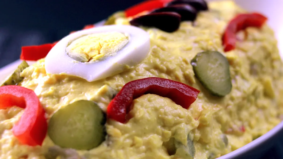 Salata de boeuf: iată care este secretul pentru cel mai bun platou de sărbători! Invitații nu se vor mai sătura