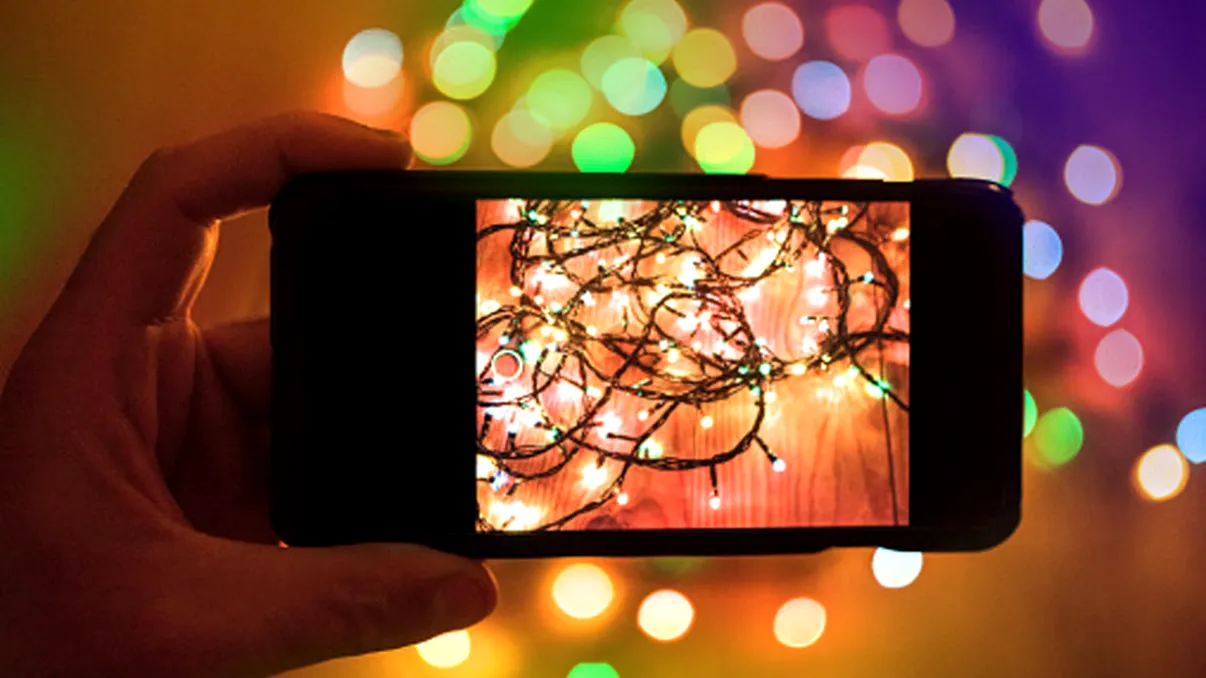 Nu ai sărbători fericite? Iată cum instalația din brad îți poate afecta bucuria Crăciunului, în era internetului