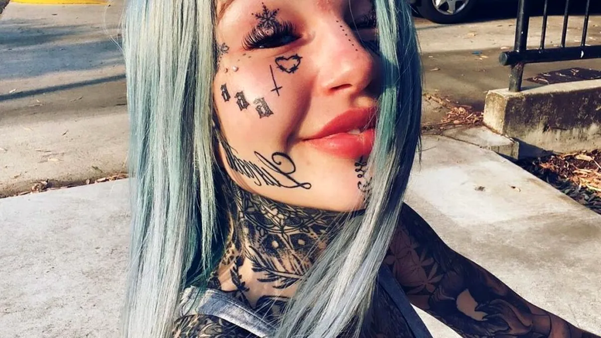 Transformare șocantă pentru o tânără de 24 de ani. A cheltuit o avere să-și acopere trupul cu tatuaje