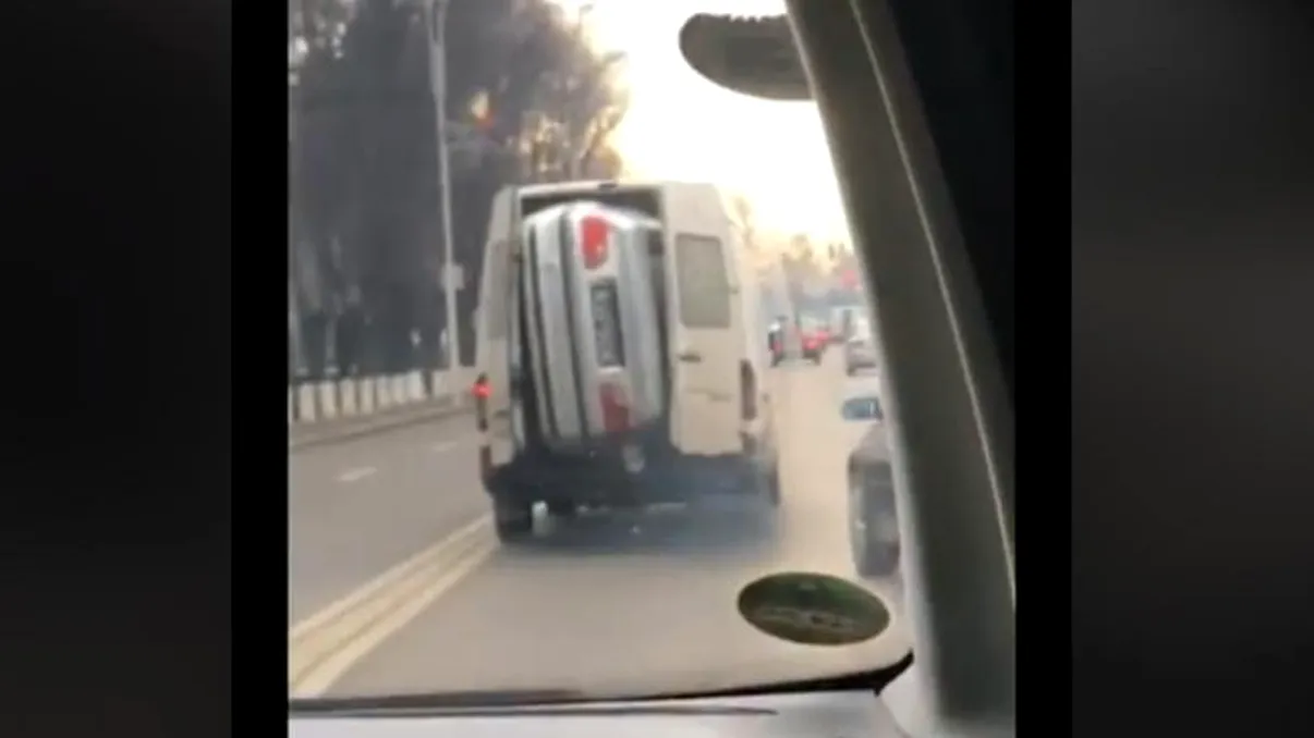 BMW transportat cu duba, la Rădăuți. VIDEO cu imaginile halucinante