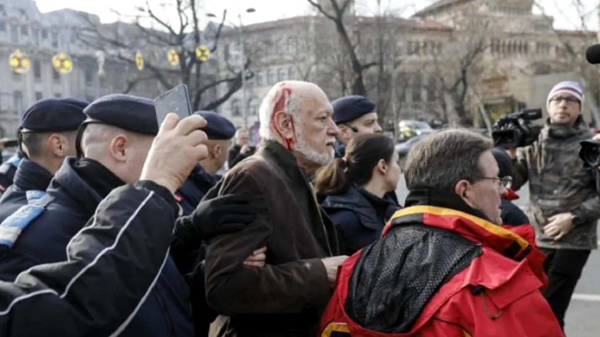 Gelu Voican-Voiculescu a fost atacat și bătut de revoluționari. În ce stare se află după ce a fost umplut de sânge