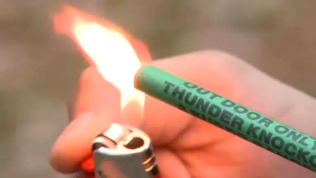 Motivul nebănuit pentru care un bărbat și-a băgat în gură o petardă aprinsă. Rudele sunt în stare de șoc: “Am auzit o bubuitură puternică”