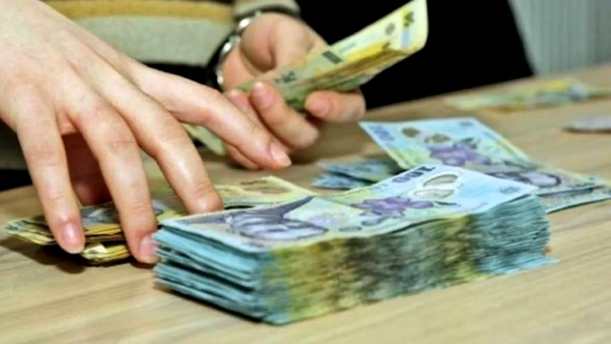 Klaus Iohannis a promulgat oficial legea. Ce categorii de români vor primi mai mulți bani în 2020