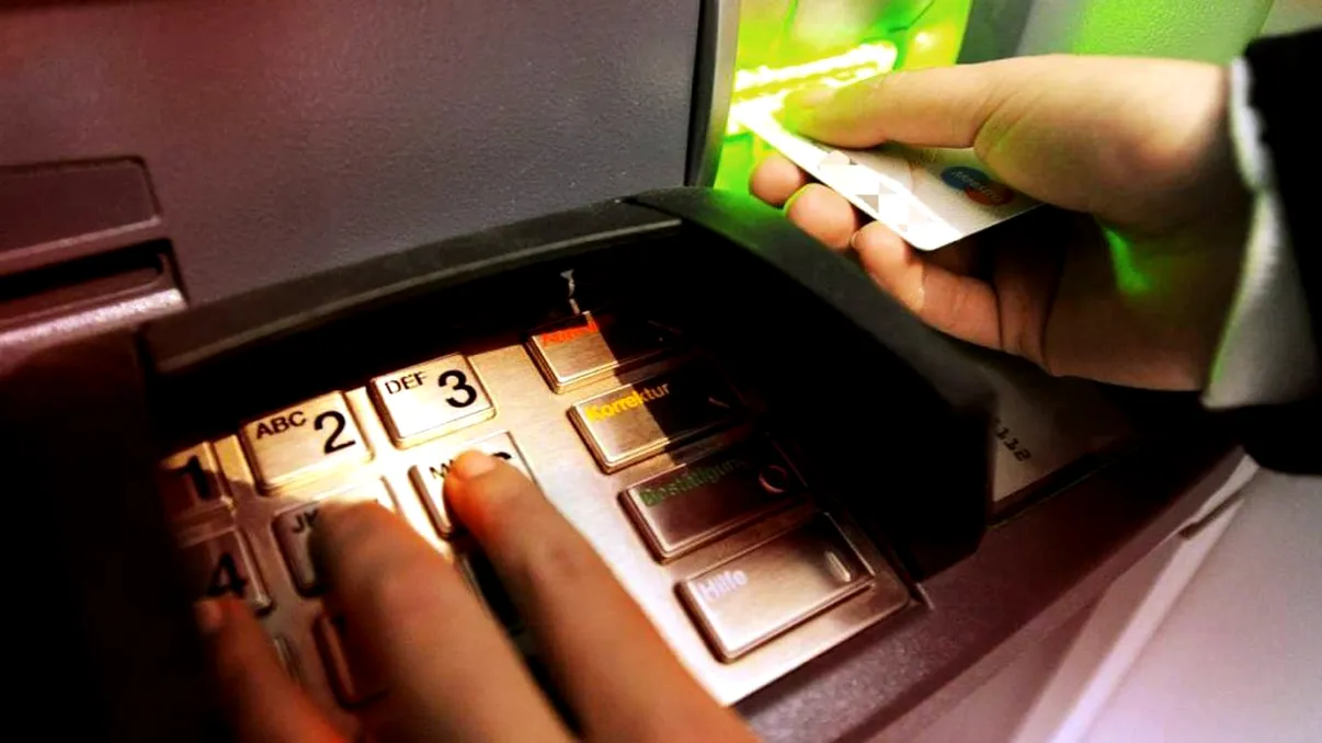 Atenție! Ce riscă românii care folosesc cardul la bancomat. Pot rămâne fără bani
