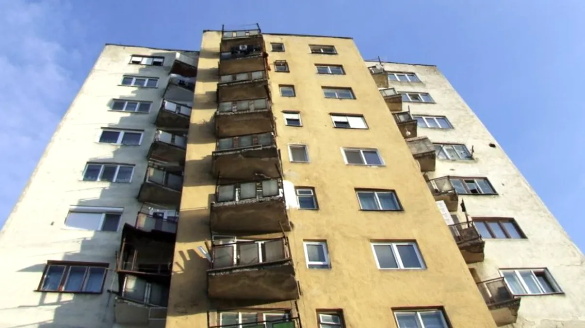 Brașov: Un bărbat s-a aruncat de la etajul 10 cu fetița de 3 luni în brațe. Ce au găsit polițiștii la fața locului