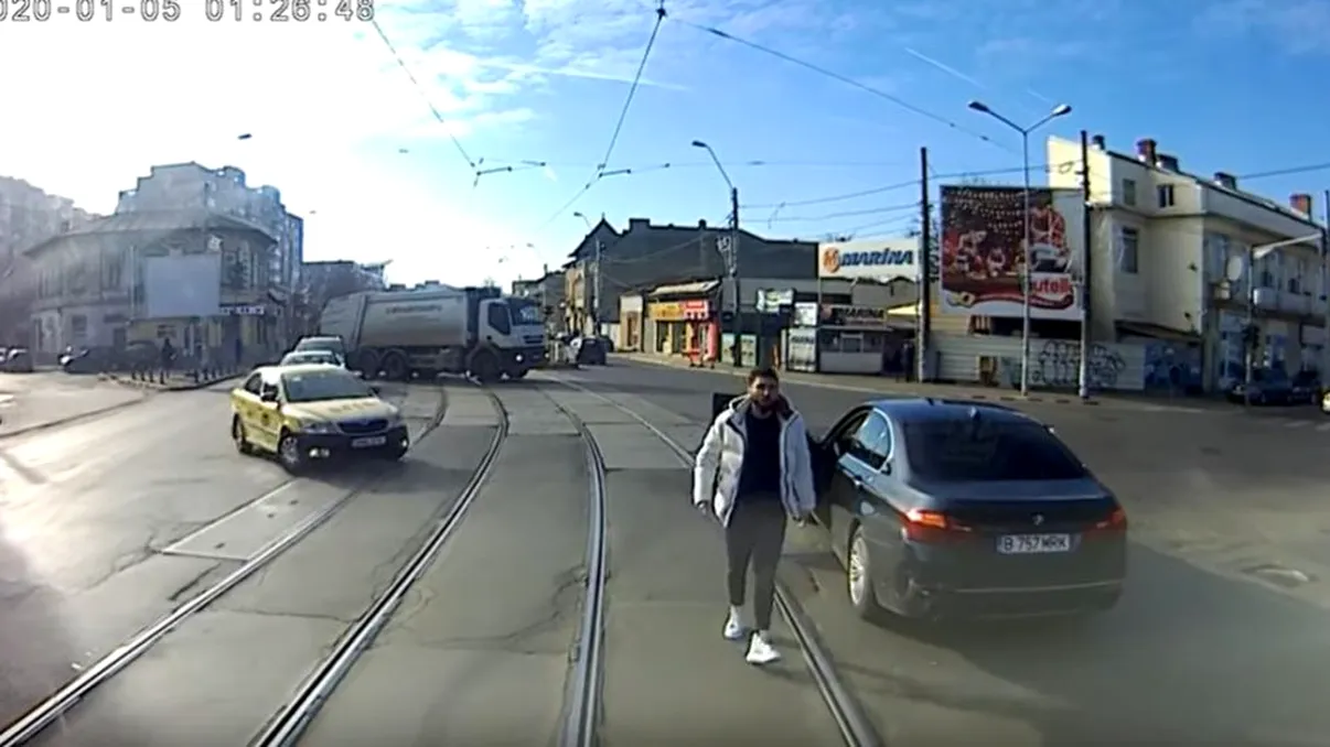 Ce a pățit șoferul lovit de un tramvai în București. Polițiștii de la Rutieră nu au avut milă