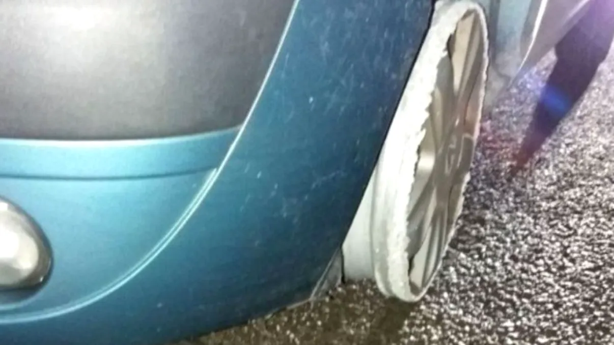 Polițiștii au rămas mască. Ce s-a întâmplat după ce au oprit un șofer care circula fără pneuri