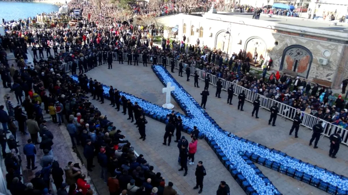 Ce înseamnă Agheasma Mare. Uite ce e bine să faci cu apa sfințită de la Bobotează