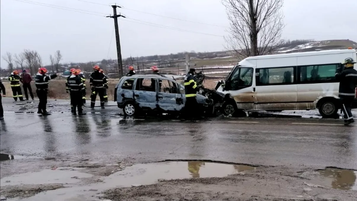 Cod roșu de intervenție în Botoșani. Accident cumplit în care a fost implicat și un microbuz