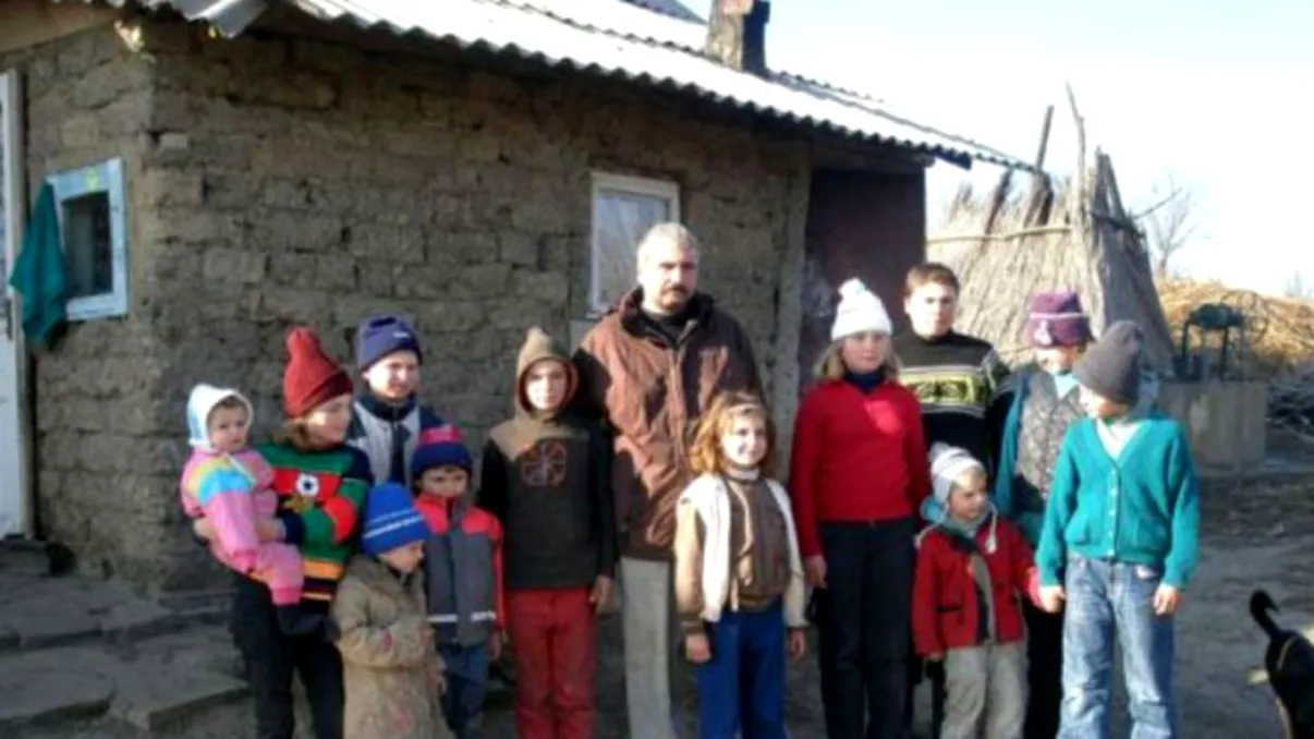 Românul căsătorit cu două neveste surori. Toți trei au împreună 14 copii. Cine este, de fapt, mama acestora