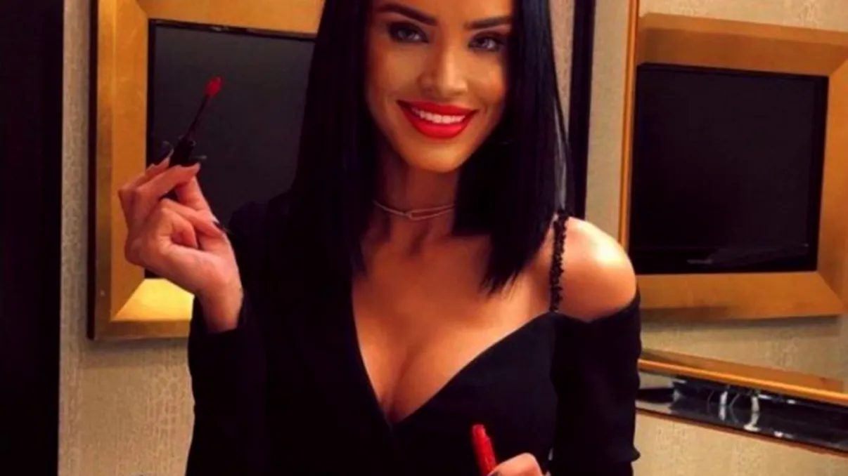 Adelina Pestrițu, aspru criticată de fani după ce au văzut cum s-a îmbrăcat de ziua ei. Ce replici a primit bruneta