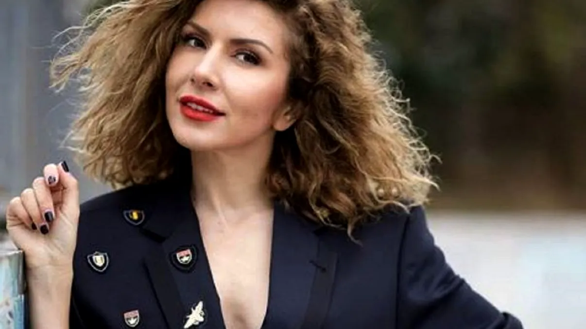 Carmen Brumă o ia pe urmele Biancăi Drăgușanu. Cum s-a putut poza iubita lui Mircea Badea, pe balcon