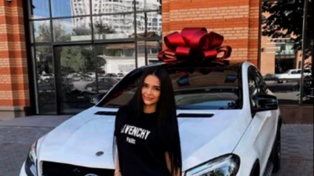 Cum reușește această tânără să câștige 40.000 de dolari pe săptămână. Ce face pentru un prinț arab