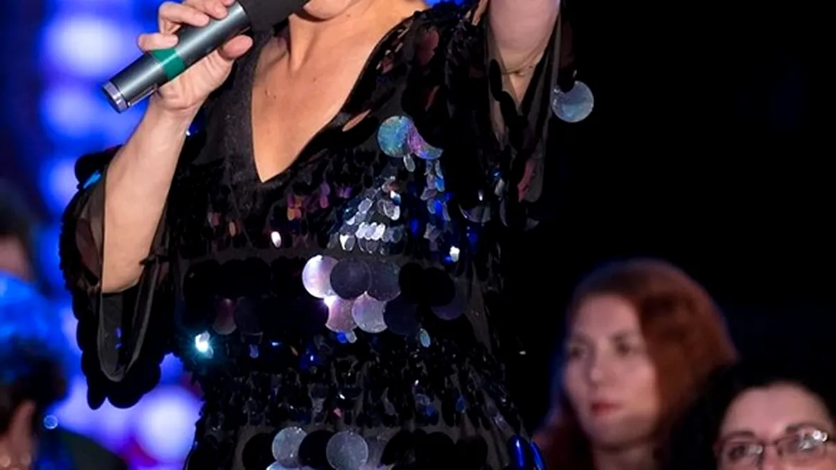 Sanda Ladoși, ținută mini la 50 de ani. Imaginile care i-au uluit pe bărbați. Arată senzațional