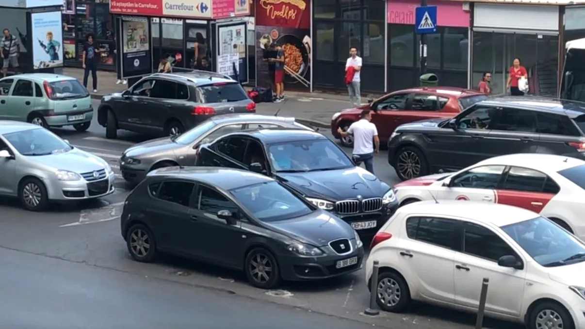Imagini șocante în trafic. Ce a putut să facă un bucureștean cu o Skoda. Toți șoferii au înlemnit