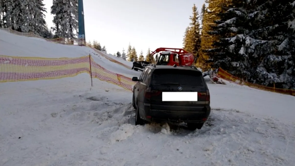 Scene halucinante la Sibiu. Ce a pățit un șofer de BMW care a intrat cu mașina pe pârtia de schi