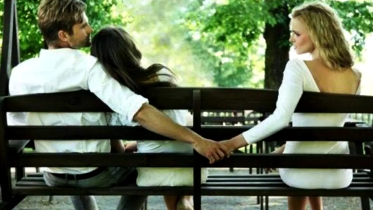 Caz incredibil în fotbal. A făcut un copil cu vecina, în timp ce iubita oficială era însărcinată