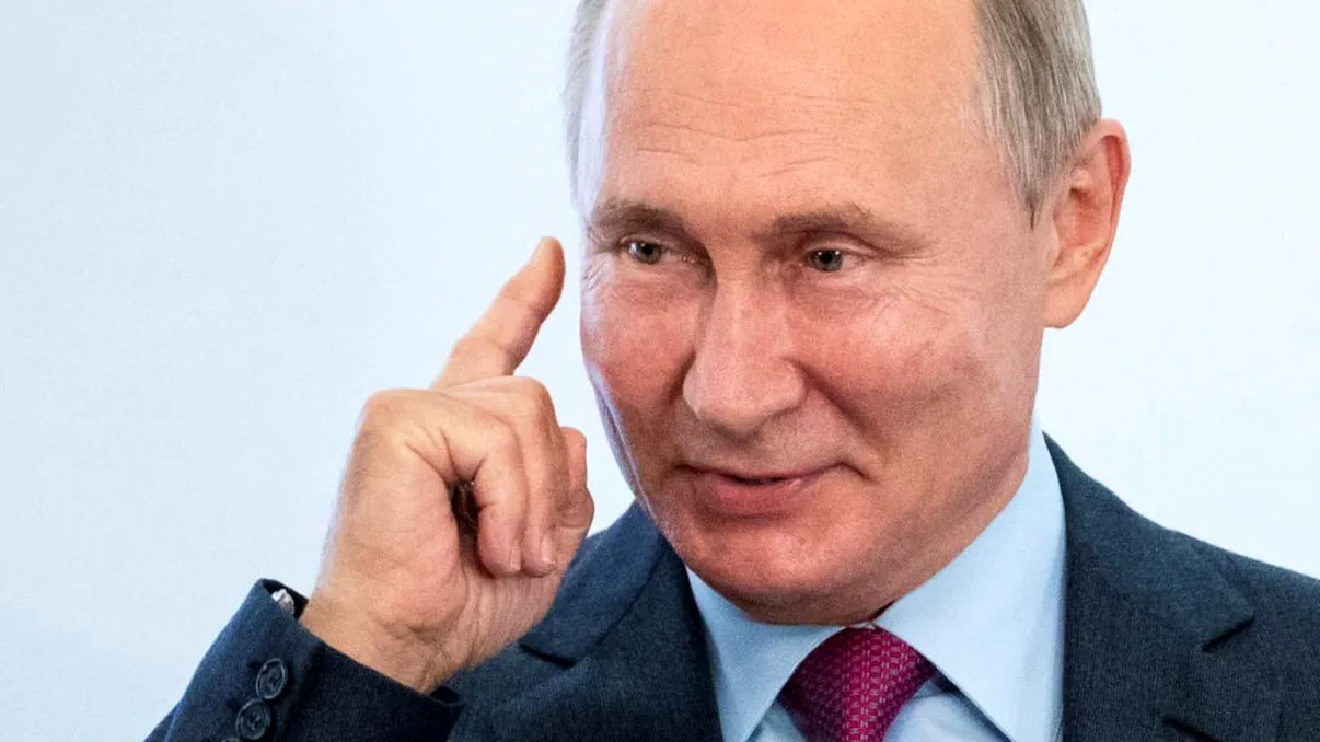 A făcut o glumă despre Vladimir Putin, iar acum e nevoit să fugă din țară. Cine este personajul