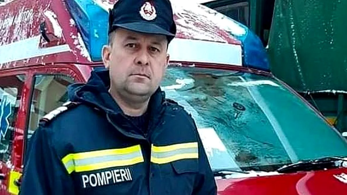 Un pompier din Suceava, gest uluitor pentru un bărbat rămas desculț, în ger. Nici nu a stat pe gânduri