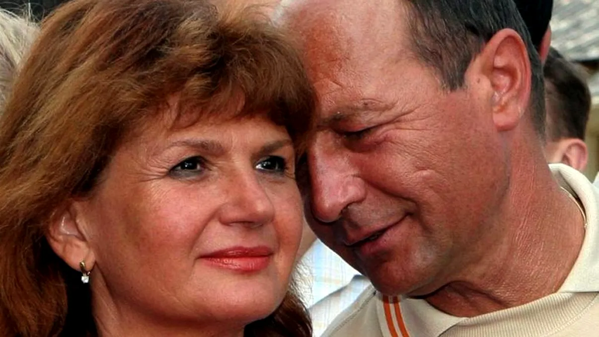 Cum a ajuns să arate Maria Băsescu, la 6 ani de când nu mai este Prima Doamnă. Bunica, alături de nepoți FOTO