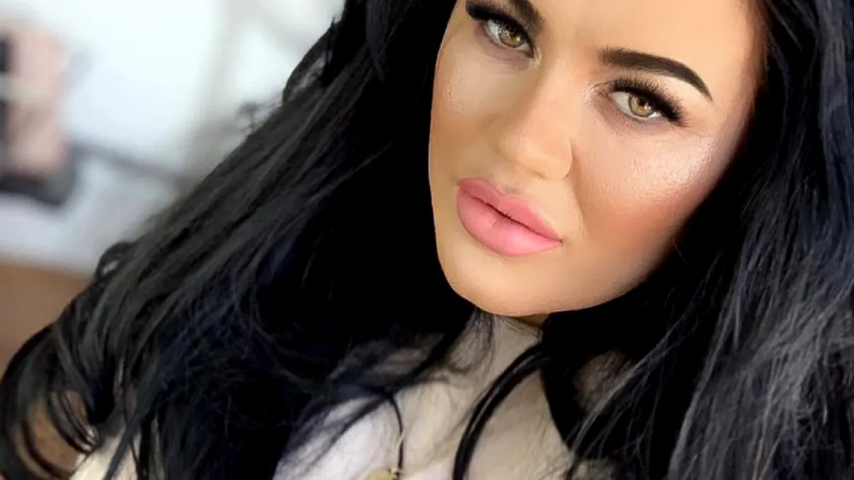 Ce studii și diplome are Carmen de la Sălciua. Abia a avut bani să termine liceul