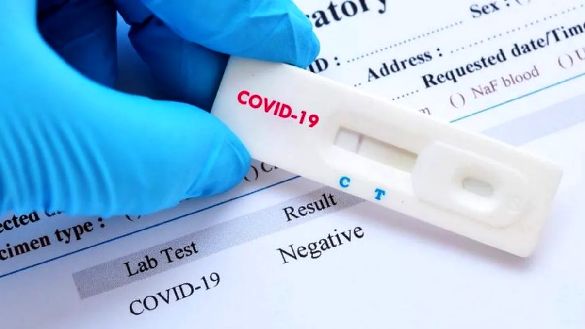 Cine sunt, de fapt, cei care fac testările în România. Ce mărturisesc ”oamenii cu eprubeta”