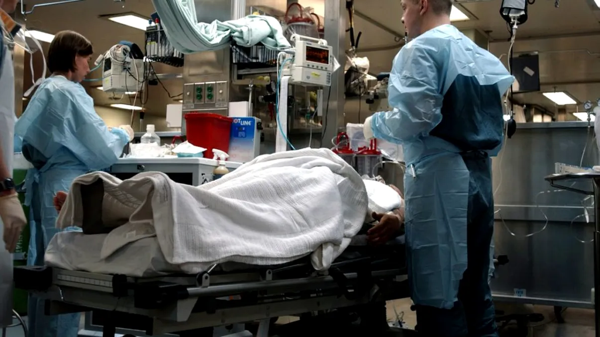 Scene de groază la un spital din București! Un pacient infectat cu coronavirus îi scuipă pe medici pentru a-i infecta