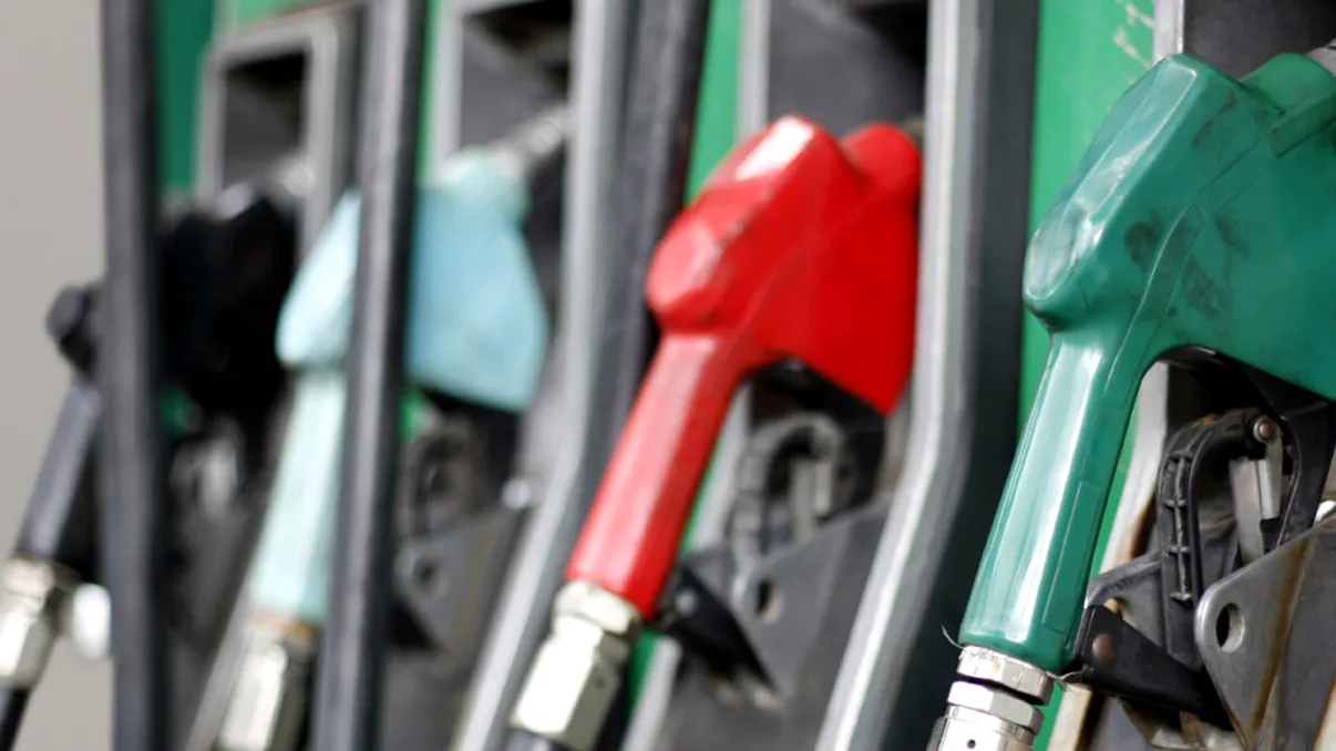 Cât costă un litru de benzină sau de motorină, la pompă. Prețurile au luat-o razna după explozia euro