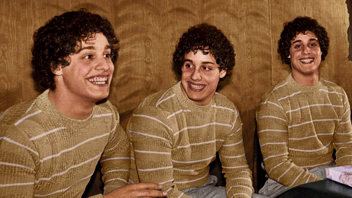 Povestea stranie a tripleților care nu s-au cunoscut niciodată. ”Trei străini identici!” Cum e posibil