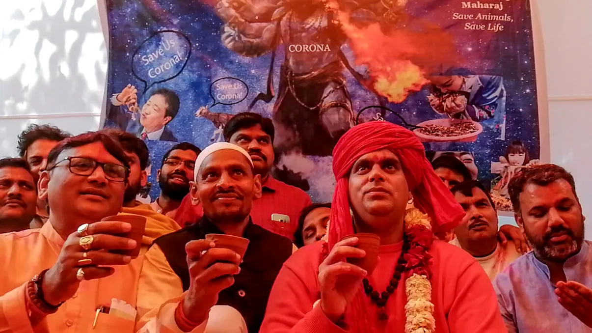 Au crezut că se vindecă de coronavirus: gestul a zeci de hinduși de la care ți se ridică părul pe mână