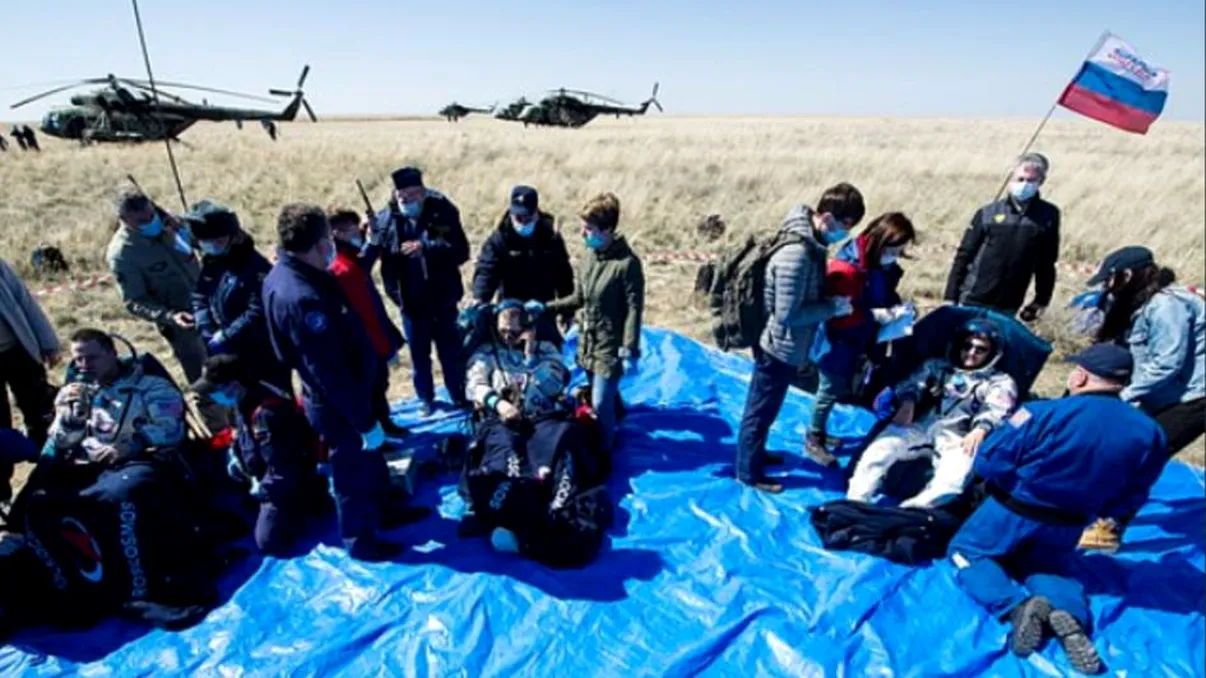 Cum au reacționat astronauții plecați acum 200 de zile de pe pământ când au aterizat în plină pandemie