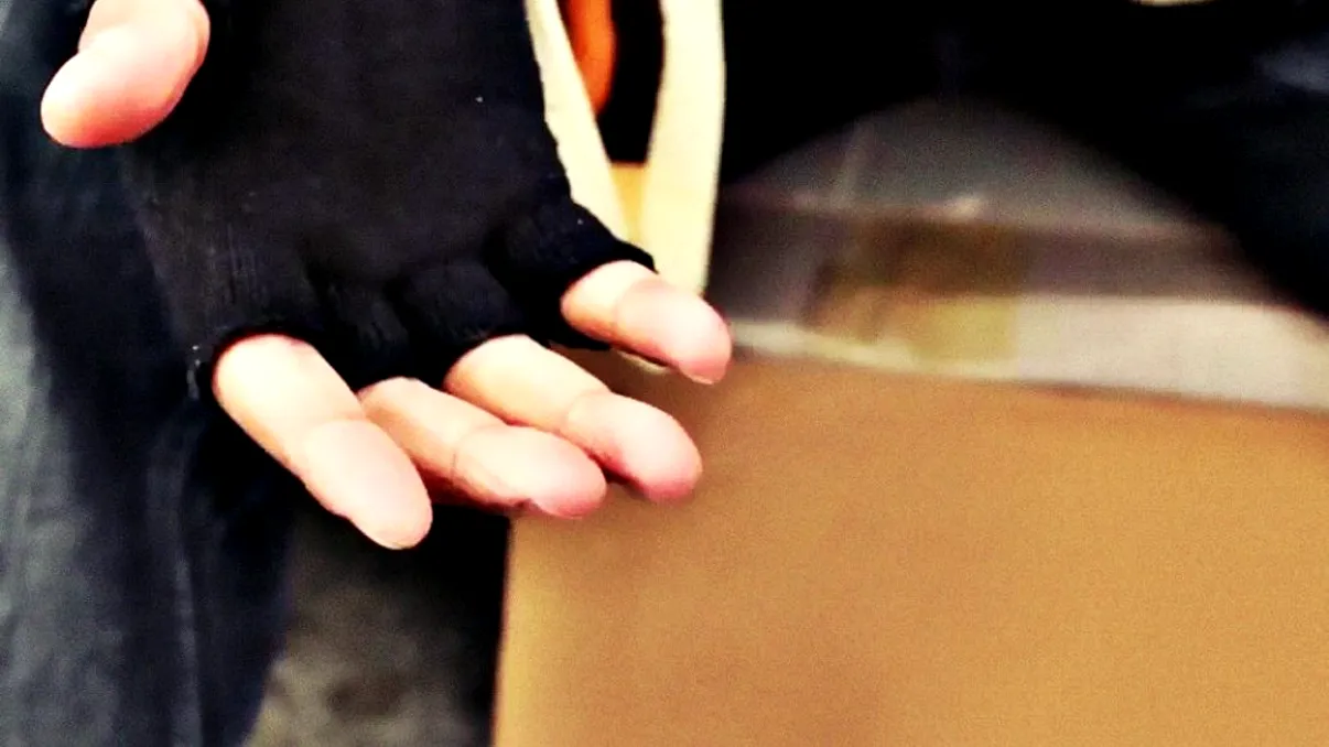 Imaginea anului în România. Cum cerșește un ploieștean pe stradă, în plină pandemie