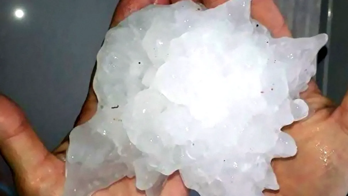 Prăpăd din cer! Imaginile de coșmar care i-au șocat pe meteorologi. Bucăți de grindină de zeci de centimetri