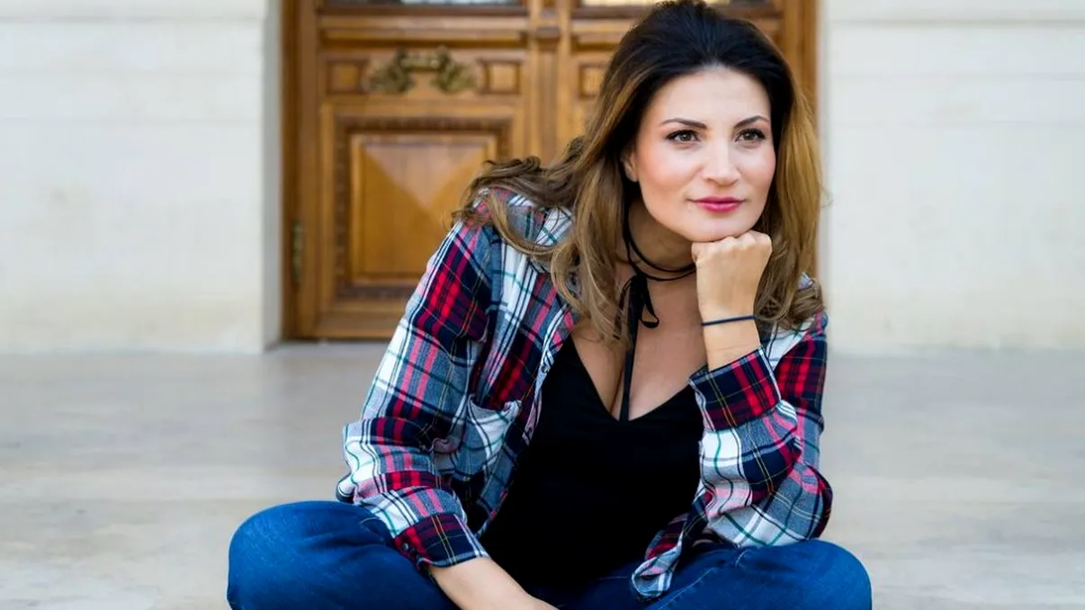Ce a ajuns să facă Ioana Ginghină în curtea propriei case, după divorț. Multe mame sunt cu ochii pe ea