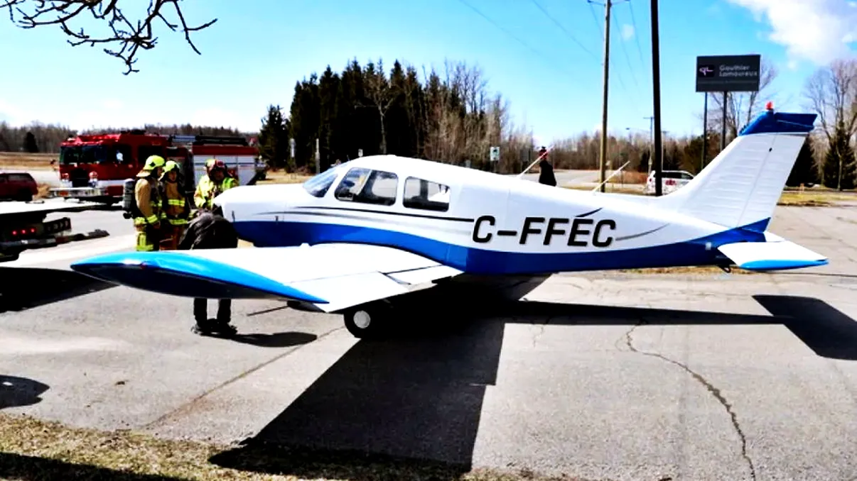 VIDEO Mai ceva ca în filme. Un avion a aterizat printre mașini, pe autostradă