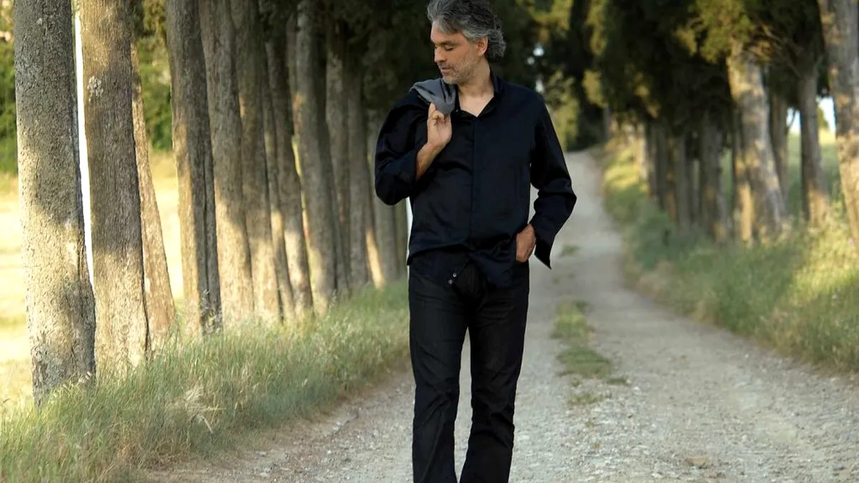 Imaginile care au impresionat o lume întreagă. Cum arată Andrea Bocelli la 61 de ani