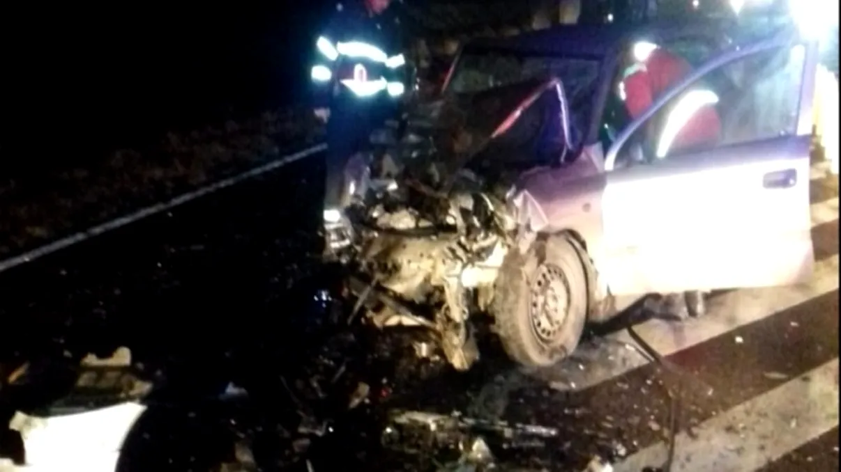 Accident grav în București. Două autoturisme s-au ciocnit puternic pe o stradă din Capitală. Patru adulți și un copil, răniți grav