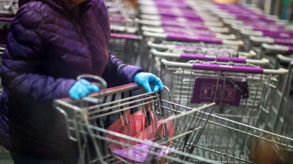 Vestea care schimbă soarta românilor. Mănușile nu ne protejează împotriva COVID-19. Avertismentul medicilor germani