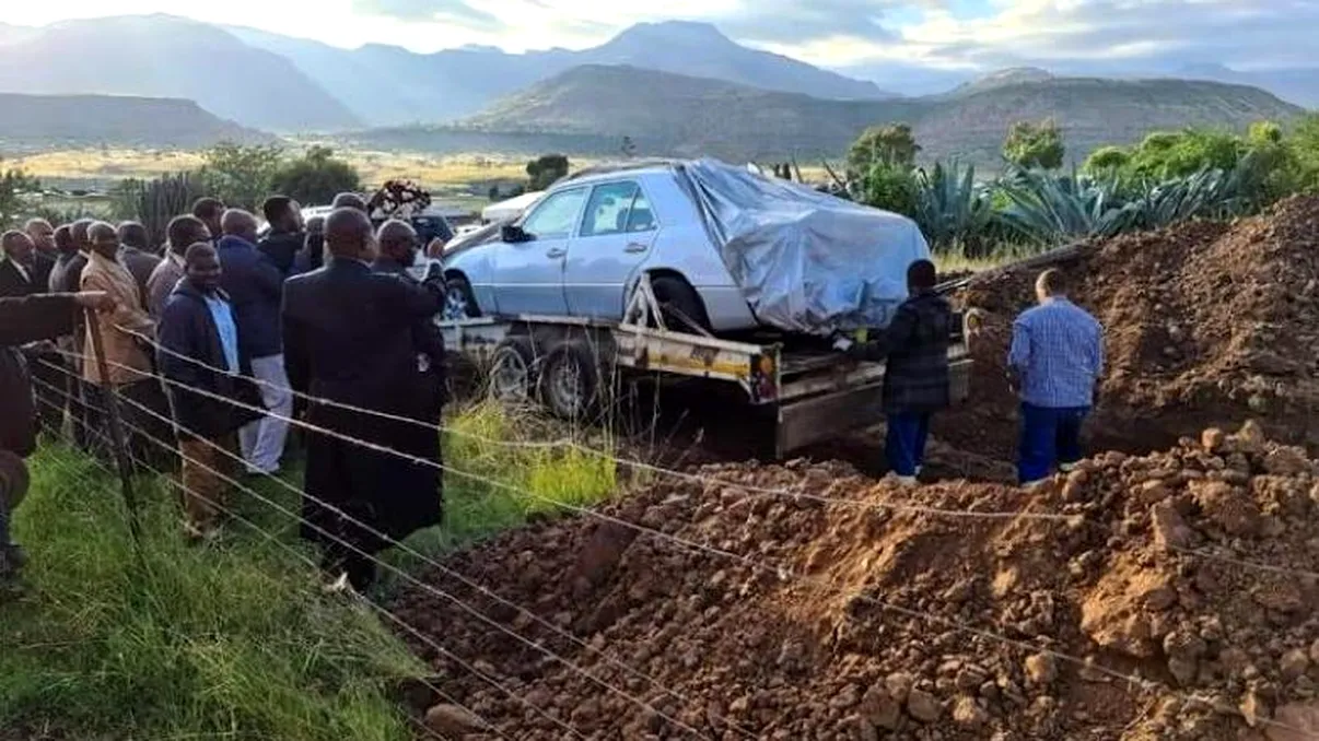 Un bărbat a fost înmormântat în propria mașină, așa cum și-a dorit. Cum arată autoturismul