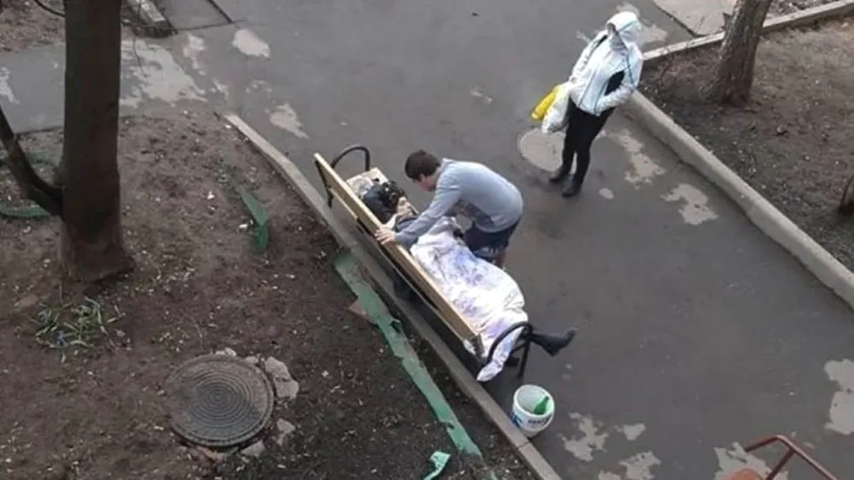 O femeie în vârstă de 48 de ani a murit pe banca din fața blocului, după ce a fost testată negativ pentru COVID-19