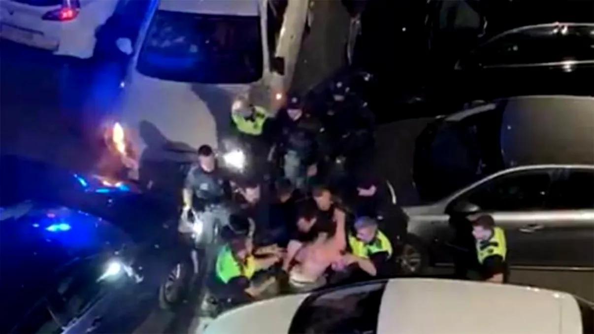 Imagini video înfricoșătoare. Un român nervos a făcut ravagii în Spania, după ce a lovit mai multe mașini de poliție. S-au tras zeci de focuri de armă