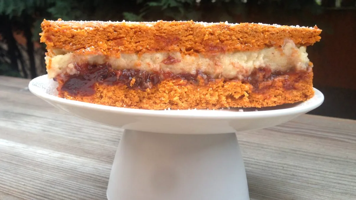 Mai știți prăjitura “Casnica” de pe vremea lui Ceaușescu? Cum se prepară gustarea cu gem și bulion