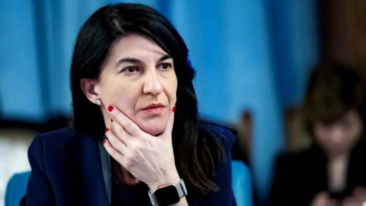 Se taie salariile cu 25 la sută? Mii de români vizați de această măsură. Ce anunță Violeta Alexandru