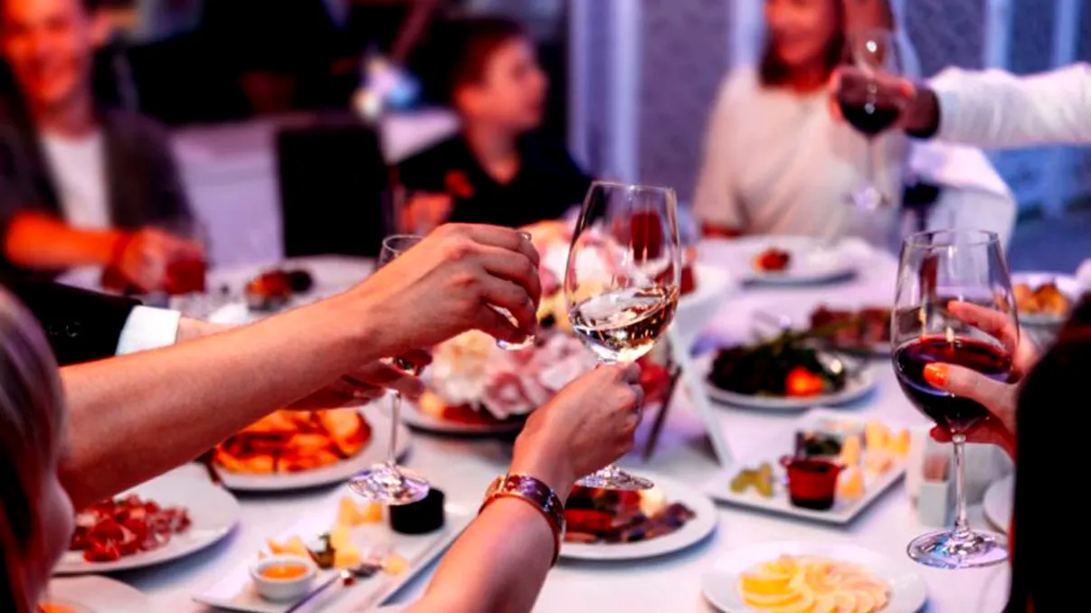 Băutura care poate crește riscul infectării cu COVID-19. Mulți români fac abuz de ea în perioada sărbătorilor