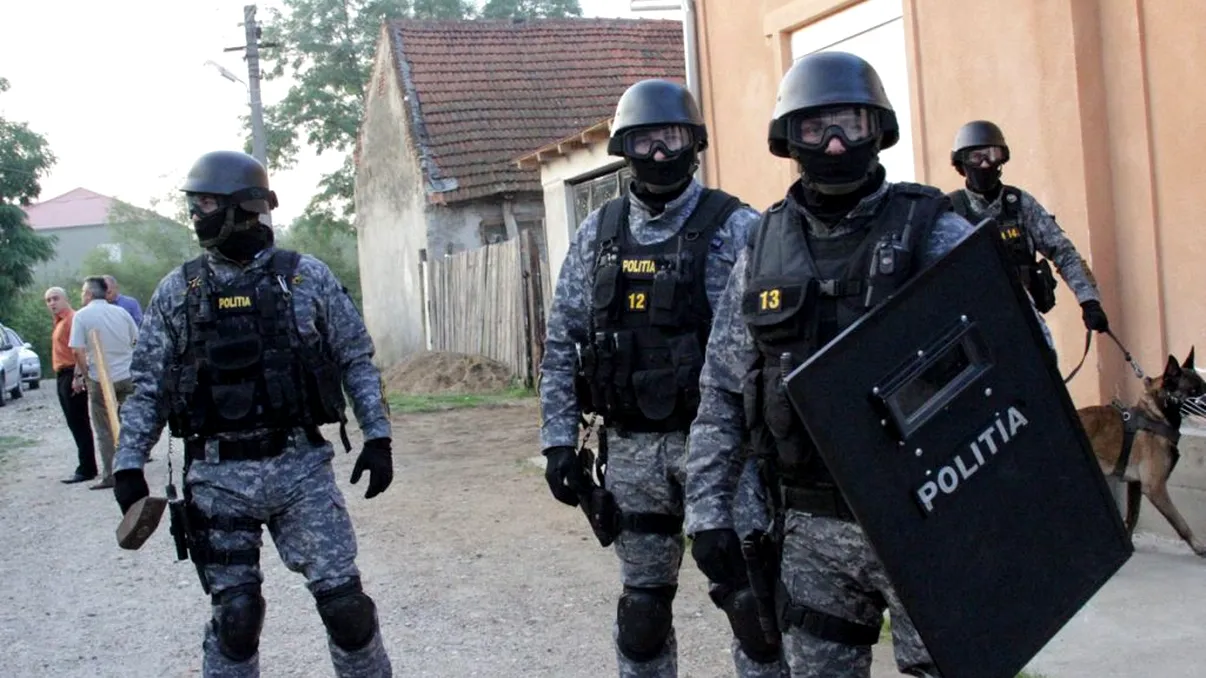 Cine sunt tinerii care au spart mii de conturi de Facebook și Netflix în România. Poliția a făcut totul public