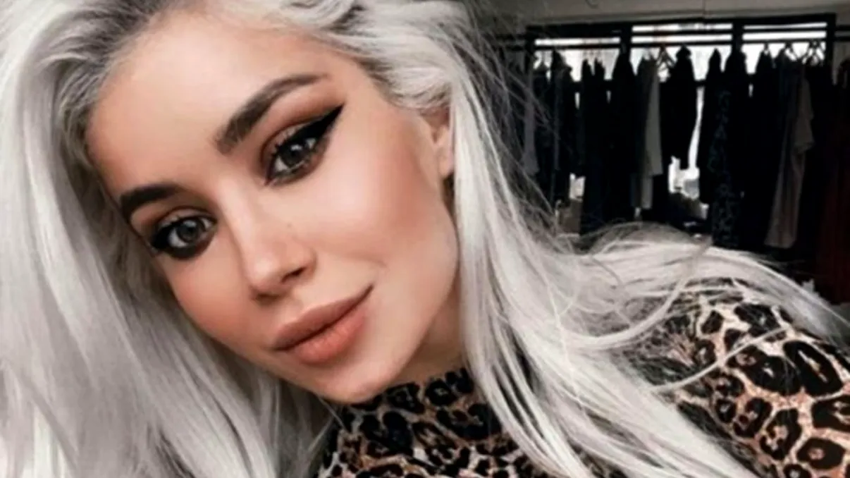 Cum arată Alina Ceușan în costum de baie. Burtica de gravidă atrage toate privirile