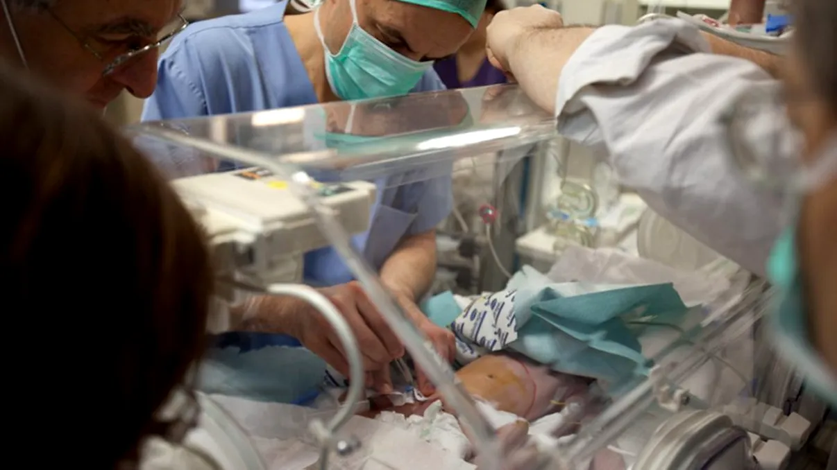 Prima declarație a mamei care și-a izbit bebelușul de pământ. Care este motivul gestului său criminal